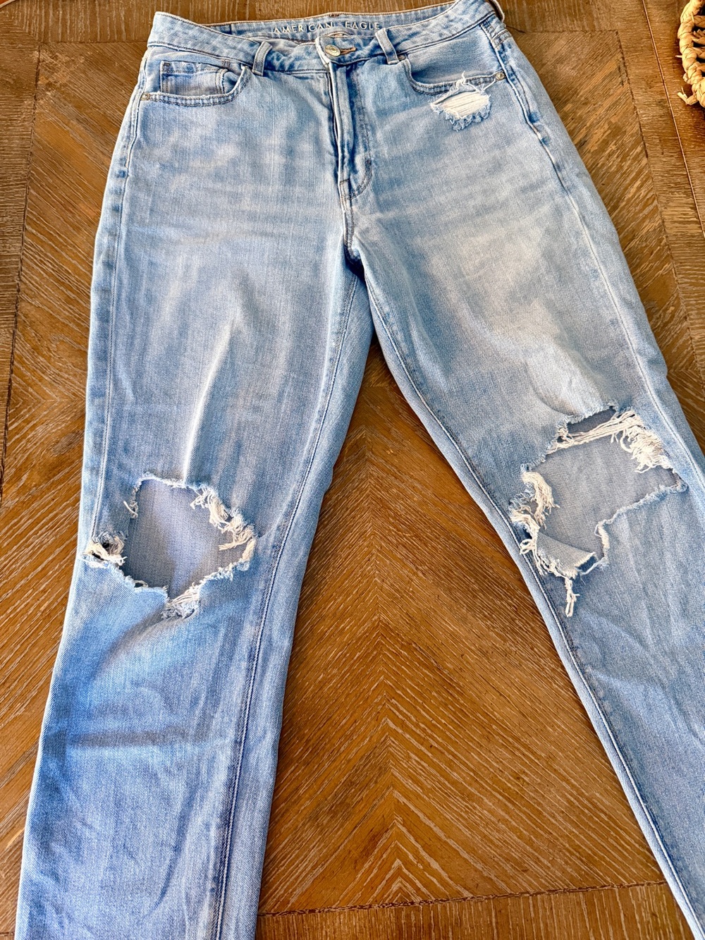 American Eagle Outfitters Light Wash Distressed Boyfriend Jeans 8 Relaxed Fit
